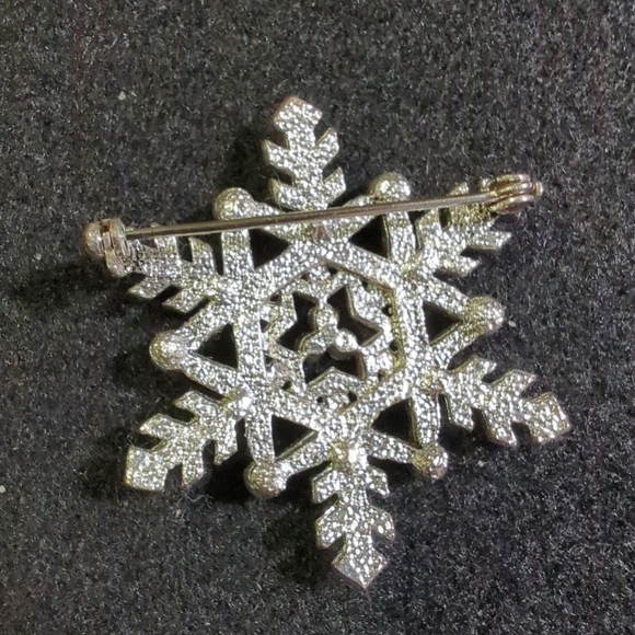 Vintage Trifari Silver Tone Crystal Snowflake Pin/Brooch Unmarked EUC - Picture 3 of 14